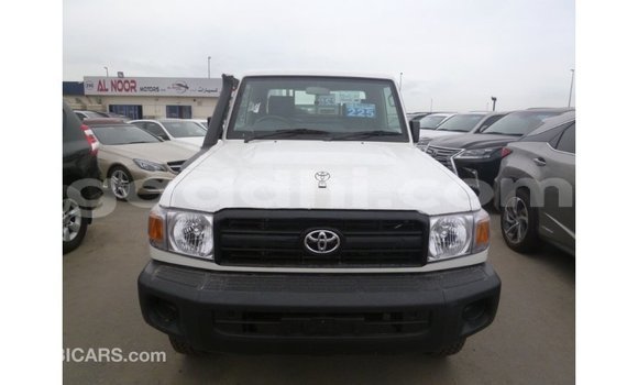 Acheter Import Voiture Toyota Land Cruiser Blanc à Import - Dubai, Somalie Acheter Import Voiture Toyota Land Cruiser Blanc à Import - Dubai, Somalie
