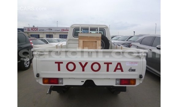 Acheter Import Voiture Toyota Land Cruiser Blanc à Import - Dubai, Somalie Acheter Import Voiture Toyota Land Cruiser Blanc à Import - Dubai, Somalie