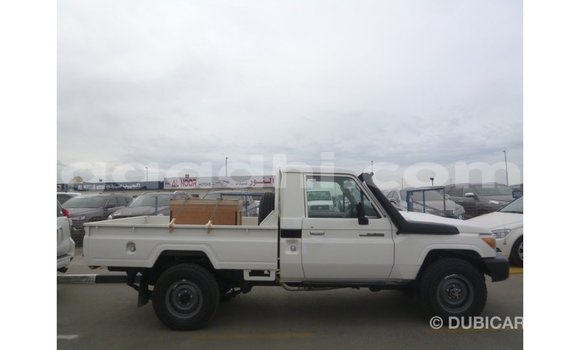 Acheter Import Voiture Toyota Land Cruiser Blanc à Import - Dubai, Somalie Acheter Import Voiture Toyota Land Cruiser Blanc à Import - Dubai, Somalie