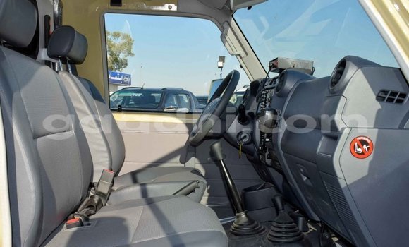 Nunua Mpya Toyota Land Cruiser Beige Gari ndani ya Afgooye nchini Somalia Nunua Mpya Toyota Land Cruiser Beige Gari ndani ya Afgooye nchini Somalia