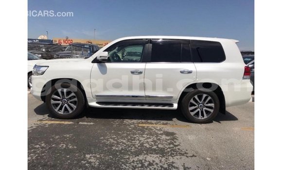 Acheter Import Voiture Toyota Land Cruiser Blanc à Import - Dubai, Somalie Acheter Import Voiture Toyota Land Cruiser Blanc à Import - Dubai, Somalie