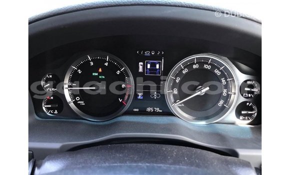 Acheter Import Voiture Toyota Land Cruiser Blanc à Import - Dubai, Somalie Acheter Import Voiture Toyota Land Cruiser Blanc à Import - Dubai, Somalie