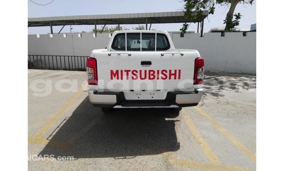 Imported Mitsubishi L200 White Makiinaa iti Import - Dubai keessatti Somalia keessatti Imported Mitsubishi L200 White Makiinaa iti Import - Dubai keessatti Somalia keessatti