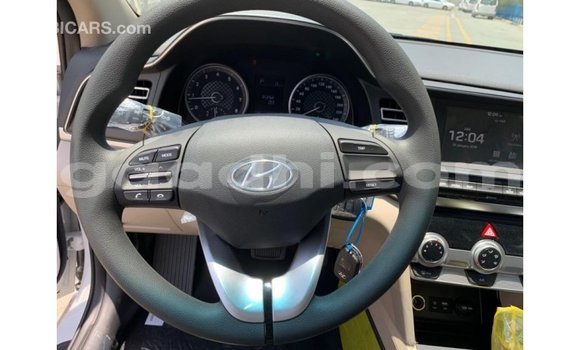 Imported Hyundai Elantra White Makiinaa iti Import - Dubai keessatti Somalia keessatti Imported Hyundai Elantra White Makiinaa iti Import - Dubai keessatti Somalia keessatti