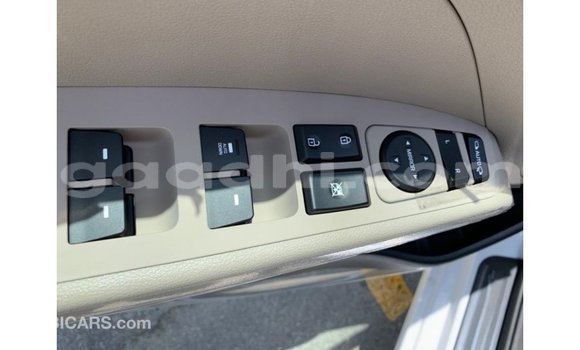 Imported Hyundai Elantra White Makiinaa iti Import - Dubai keessatti Somalia keessatti Imported Hyundai Elantra White Makiinaa iti Import - Dubai keessatti Somalia keessatti