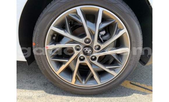 Imported Hyundai Elantra White Makiinaa iti Import - Dubai keessatti Somalia keessatti Imported Hyundai Elantra White Makiinaa iti Import - Dubai keessatti Somalia keessatti