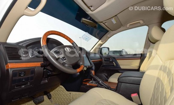 ይግዙ Imported Toyota Land Cruiser ነጭ መኪና በ Import - Dubai በ ሶማሊያ ይግዙ Imported Toyota Land Cruiser ነጭ መኪና በ Import - Dubai በ ሶማሊያ