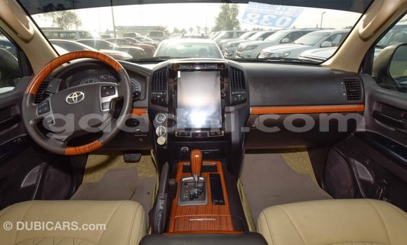 ይግዙ Imported Toyota Land Cruiser ነጭ መኪና በ Import - Dubai በ ሶማሊያ ይግዙ Imported Toyota Land Cruiser ነጭ መኪና በ Import - Dubai በ ሶማሊያ