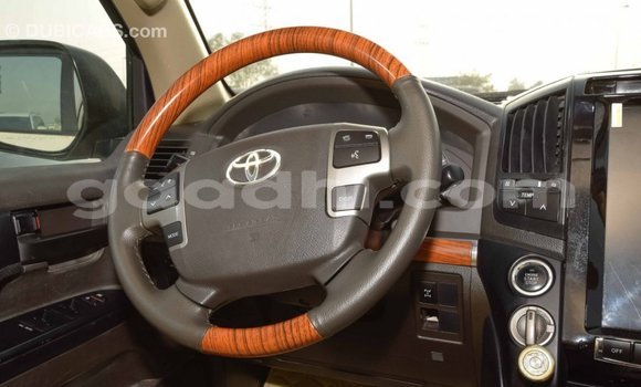 ይግዙ Imported Toyota Land Cruiser ነጭ መኪና በ Import - Dubai በ ሶማሊያ ይግዙ Imported Toyota Land Cruiser ነጭ መኪና በ Import - Dubai በ ሶማሊያ
