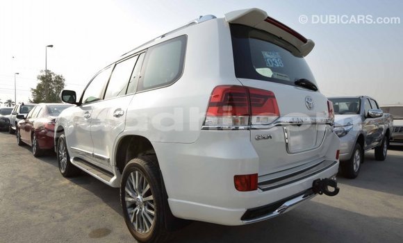 ይግዙ Imported Toyota Land Cruiser ነጭ መኪና በ Import - Dubai በ ሶማሊያ ይግዙ Imported Toyota Land Cruiser ነጭ መኪና በ Import - Dubai በ ሶማሊያ