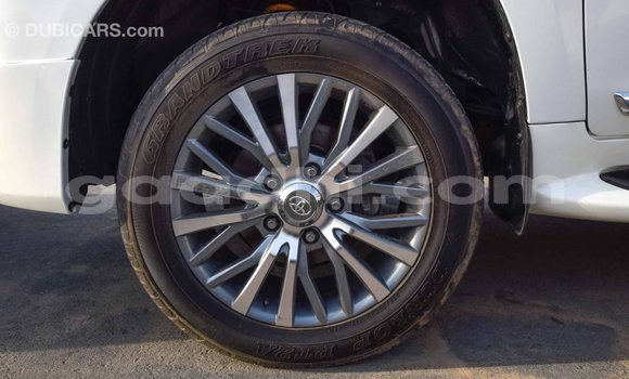ይግዙ Imported Toyota Land Cruiser ነጭ መኪና በ Import - Dubai በ ሶማሊያ ይግዙ Imported Toyota Land Cruiser ነጭ መኪና በ Import - Dubai በ ሶማሊያ