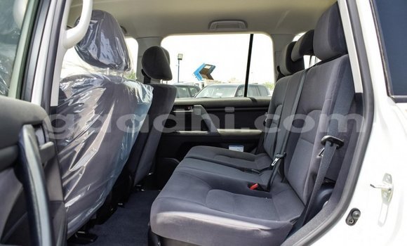 Nunua Mpya Toyota Land Cruiser Nyeupe Gari ndani ya Afgooye nchini Somalia Nunua Mpya Toyota Land Cruiser Nyeupe Gari ndani ya Afgooye nchini Somalia