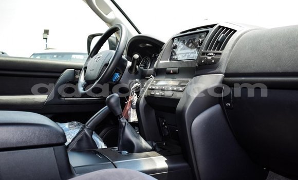 Nunua Mpya Toyota Land Cruiser Nyeupe Gari ndani ya Afgooye nchini Somalia Nunua Mpya Toyota Land Cruiser Nyeupe Gari ndani ya Afgooye nchini Somalia