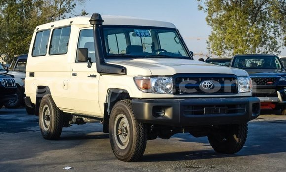 Nunua Mpya Toyota Land Cruiser Nyeupe Gari ndani ya Afgooye nchini Somalia Nunua Mpya Toyota Land Cruiser Nyeupe Gari ndani ya Afgooye nchini Somalia