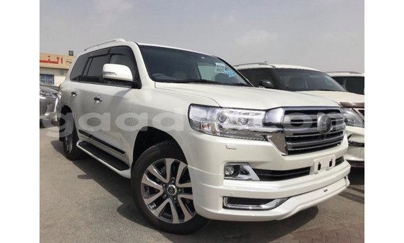 Acheter Import Voiture Toyota Land Cruiser Blanc à Import - Dubai, Somalie Acheter Import Voiture Toyota Land Cruiser Blanc à Import - Dubai, Somalie