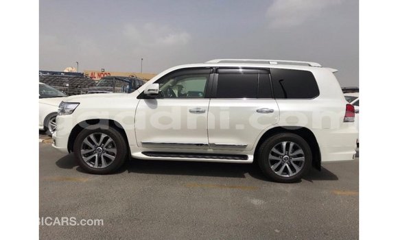 Acheter Import Voiture Toyota Land Cruiser Blanc à Import - Dubai, Somalie Acheter Import Voiture Toyota Land Cruiser Blanc à Import - Dubai, Somalie