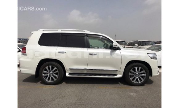 Acheter Import Voiture Toyota Land Cruiser Blanc à Import - Dubai, Somalie Acheter Import Voiture Toyota Land Cruiser Blanc à Import - Dubai, Somalie
