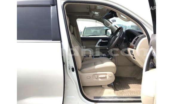 Acheter Import Voiture Toyota Land Cruiser Blanc à Import - Dubai, Somalie Acheter Import Voiture Toyota Land Cruiser Blanc à Import - Dubai, Somalie