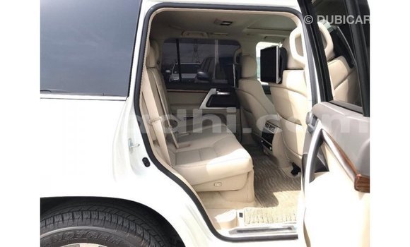 Acheter Import Voiture Toyota Land Cruiser Blanc à Import - Dubai, Somalie Acheter Import Voiture Toyota Land Cruiser Blanc à Import - Dubai, Somalie