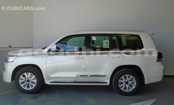 اشتري Imported Toyota Land Cruiser أبيض سيارة في Import - Dubai في الصومال اشتري Imported Toyota Land Cruiser أبيض سيارة في Import - Dubai في الصومال
