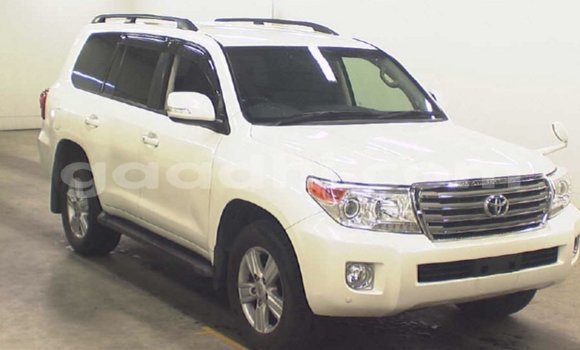 ይግዙ Imported Toyota Land Cruiser ነጭ መኪና በ Import - Dubai በ ሶማሊያ ይግዙ Imported Toyota Land Cruiser ነጭ መኪና በ Import - Dubai በ ሶማሊያ