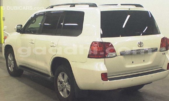 ይግዙ Imported Toyota Land Cruiser ነጭ መኪና በ Import - Dubai በ ሶማሊያ ይግዙ Imported Toyota Land Cruiser ነጭ መኪና በ Import - Dubai በ ሶማሊያ