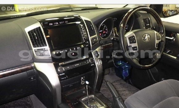 ይግዙ Imported Toyota Land Cruiser ነጭ መኪና በ Import - Dubai በ ሶማሊያ ይግዙ Imported Toyota Land Cruiser ነጭ መኪና በ Import - Dubai በ ሶማሊያ