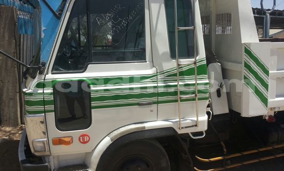 Nunua Ilio tumika Nissan 350Z Nyeupe Gari ndani ya Mogadishu nchini Somalia Nunua Ilio tumika Nissan 350Z Nyeupe Gari ndani ya Mogadishu nchini Somalia