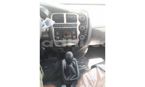 Acheter Import Voiture Kia Carens Blanc à Import - Dubai, Somalie Acheter Import Voiture Kia Carens Blanc à Import - Dubai, Somalie