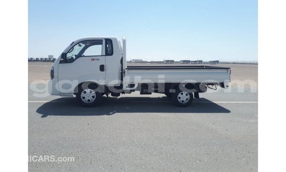 Acheter Import Voiture Kia Carens Blanc à Import - Dubai, Somalie Acheter Import Voiture Kia Carens Blanc à Import - Dubai, Somalie