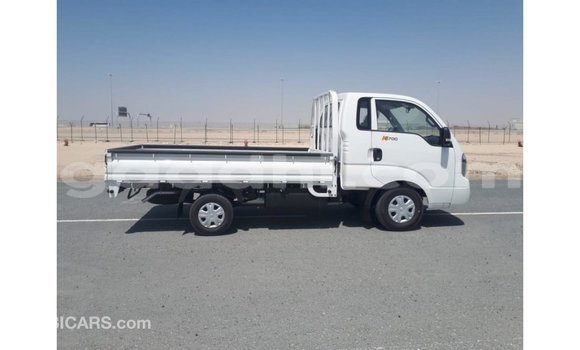 Acheter Import Voiture Kia Carens Blanc à Import - Dubai, Somalie Acheter Import Voiture Kia Carens Blanc à Import - Dubai, Somalie