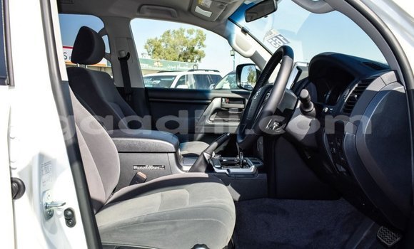 Nunua Mpya Toyota Land Cruiser Nyeupe Gari ndani ya Afgooye nchini Somalia Nunua Mpya Toyota Land Cruiser Nyeupe Gari ndani ya Afgooye nchini Somalia