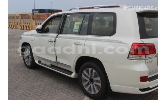 اشتري Imported Toyota Land Cruiser أبيض سيارة في Import - Dubai في الصومال اشتري Imported Toyota Land Cruiser أبيض سيارة في Import - Dubai في الصومال