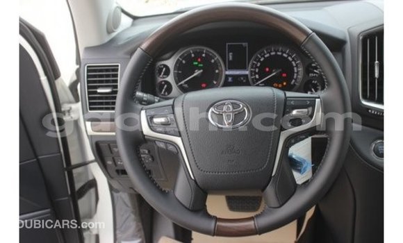اشتري Imported Toyota Land Cruiser أبيض سيارة في Import - Dubai في الصومال اشتري Imported Toyota Land Cruiser أبيض سيارة في Import - Dubai في الصومال