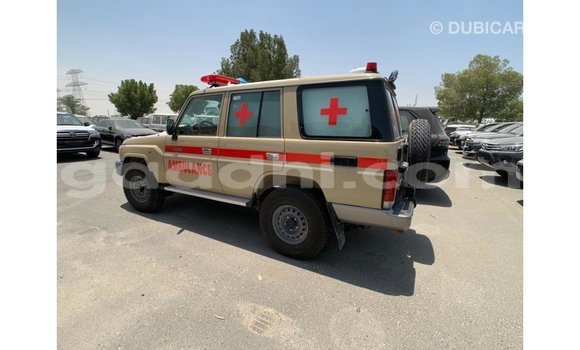 اشتري Imported Toyota Land Cruiser اللون البيج سيارة في Import - Dubai في الصومال اشتري Imported Toyota Land Cruiser اللون البيج سيارة في Import - Dubai في الصومال