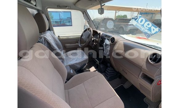 اشتري Imported Toyota Land Cruiser اللون البيج سيارة في Import - Dubai في الصومال اشتري Imported Toyota Land Cruiser اللون البيج سيارة في Import - Dubai في الصومال