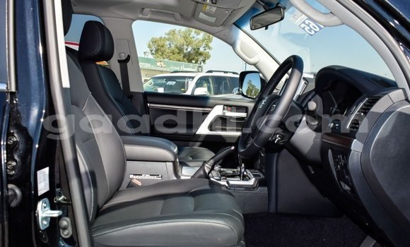 Nunua Mpya Toyota Land Cruiser Nyeusi Gari ndani ya Afgooye nchini Somalia Nunua Mpya Toyota Land Cruiser Nyeusi Gari ndani ya Afgooye nchini Somalia
