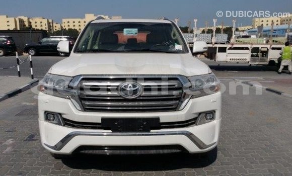 اشتري Imported Toyota Land Cruiser أبيض سيارة في Import - Dubai في الصومال اشتري Imported Toyota Land Cruiser أبيض سيارة في Import - Dubai في الصومال