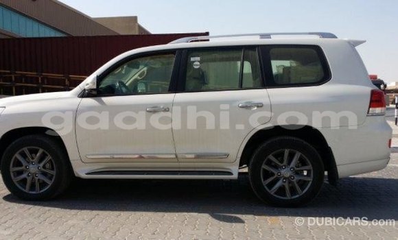 اشتري Imported Toyota Land Cruiser أبيض سيارة في Import - Dubai في الصومال اشتري Imported Toyota Land Cruiser أبيض سيارة في Import - Dubai في الصومال