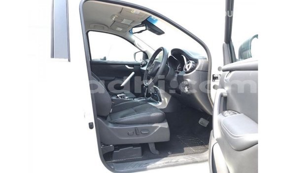 Acheter Import Voiture Mercedes-Benz 250 Blanc à Import - Dubai, Somalie Acheter Import Voiture Mercedes-Benz 250 Blanc à Import - Dubai, Somalie