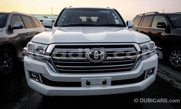 ይግዙ Imported Toyota Land Cruiser ነጭ መኪና በ Import - Dubai በ ሶማሊያ ይግዙ Imported Toyota Land Cruiser ነጭ መኪና በ Import - Dubai በ ሶማሊያ