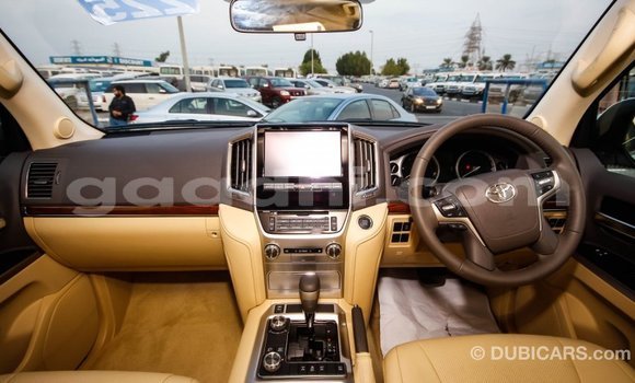 ይግዙ Imported Toyota Land Cruiser ነጭ መኪና በ Import - Dubai በ ሶማሊያ ይግዙ Imported Toyota Land Cruiser ነጭ መኪና በ Import - Dubai በ ሶማሊያ