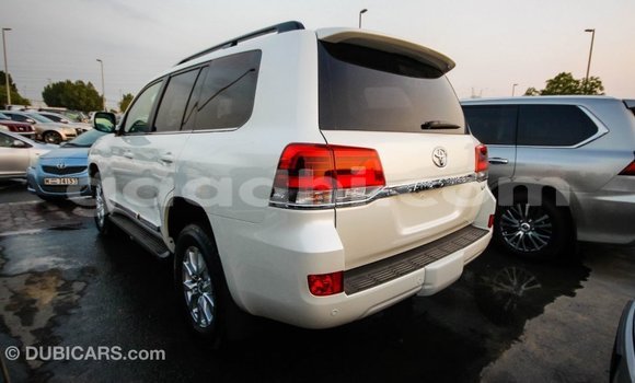 ይግዙ Imported Toyota Land Cruiser ነጭ መኪና በ Import - Dubai በ ሶማሊያ ይግዙ Imported Toyota Land Cruiser ነጭ መኪና በ Import - Dubai በ ሶማሊያ