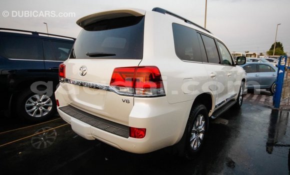 ይግዙ Imported Toyota Land Cruiser ነጭ መኪና በ Import - Dubai በ ሶማሊያ ይግዙ Imported Toyota Land Cruiser ነጭ መኪና በ Import - Dubai በ ሶማሊያ