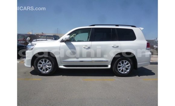 Acheter Import Voiture Toyota Land Cruiser Blanc à Import - Dubai, Somalie Acheter Import Voiture Toyota Land Cruiser Blanc à Import - Dubai, Somalie