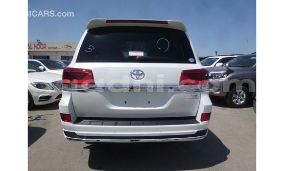 Acheter Import Voiture Toyota Land Cruiser Blanc à Import - Dubai, Somalie Acheter Import Voiture Toyota Land Cruiser Blanc à Import - Dubai, Somalie