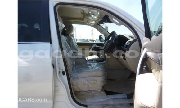 Acheter Import Voiture Toyota Land Cruiser Blanc à Import - Dubai, Somalie Acheter Import Voiture Toyota Land Cruiser Blanc à Import - Dubai, Somalie