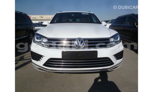 Acheter Import Voiture Volkswagen Touareg Blanc à Import - Dubai, Somalie Acheter Import Voiture Volkswagen Touareg Blanc à Import - Dubai, Somalie
