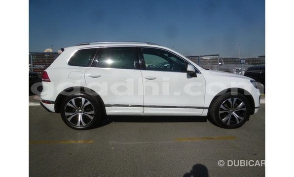 Acheter Import Voiture Volkswagen Touareg Blanc à Import - Dubai, Somalie Acheter Import Voiture Volkswagen Touareg Blanc à Import - Dubai, Somalie