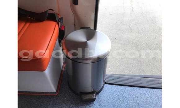 Acheter Import Voiture Toyota Hiace Blanc à Import - Dubai, Somalie Acheter Import Voiture Toyota Hiace Blanc à Import - Dubai, Somalie